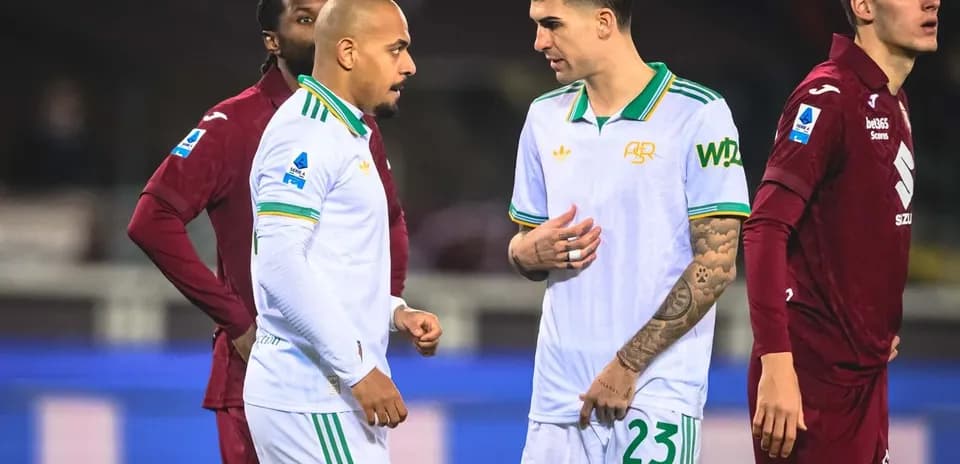 Players discussing during Torino vs AS Roma match