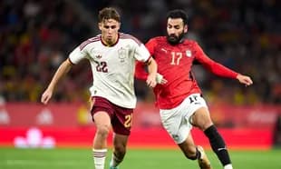 Spain and Egypt players competing for the ball