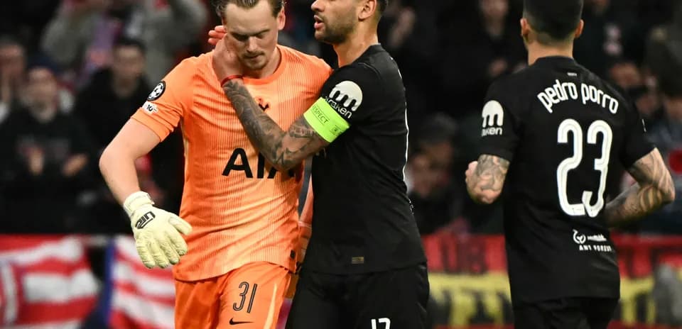 Tottenham goalkeeper with Atletico Madrid player