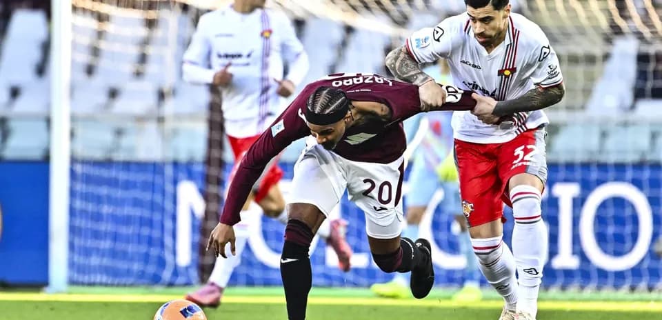 Cremonese and Torino players competing for the ball