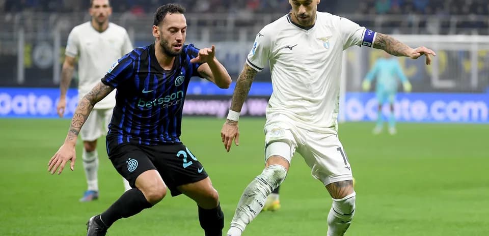 Lazio player dribbling against Inter player