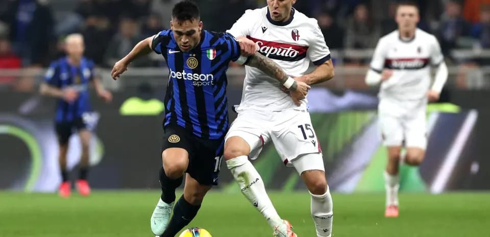 Player contesting for the ball during Bologna vs Inter