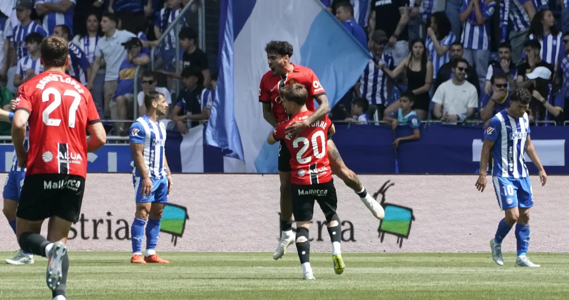 Mallorca players celebrating a goal against Alaves