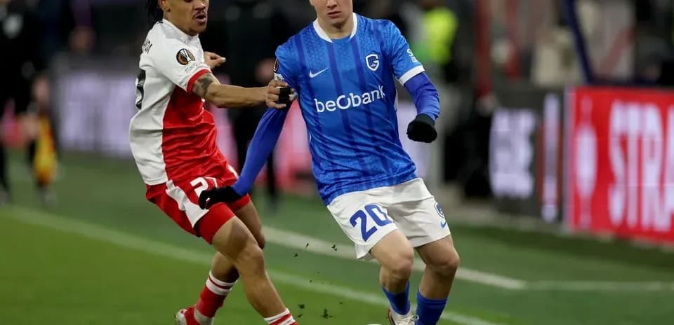Player in blue being challenged by opponent in red