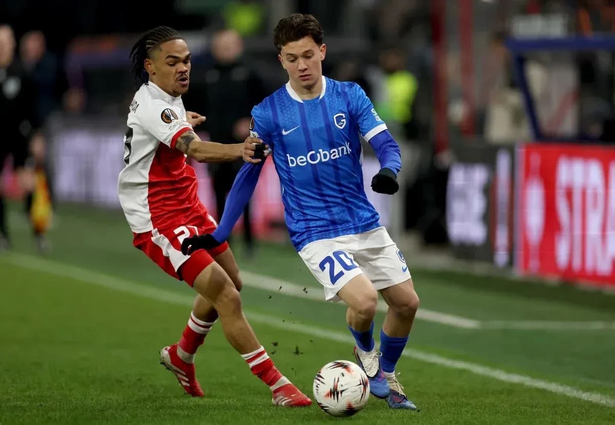 Player in blue being challenged by opponent in red