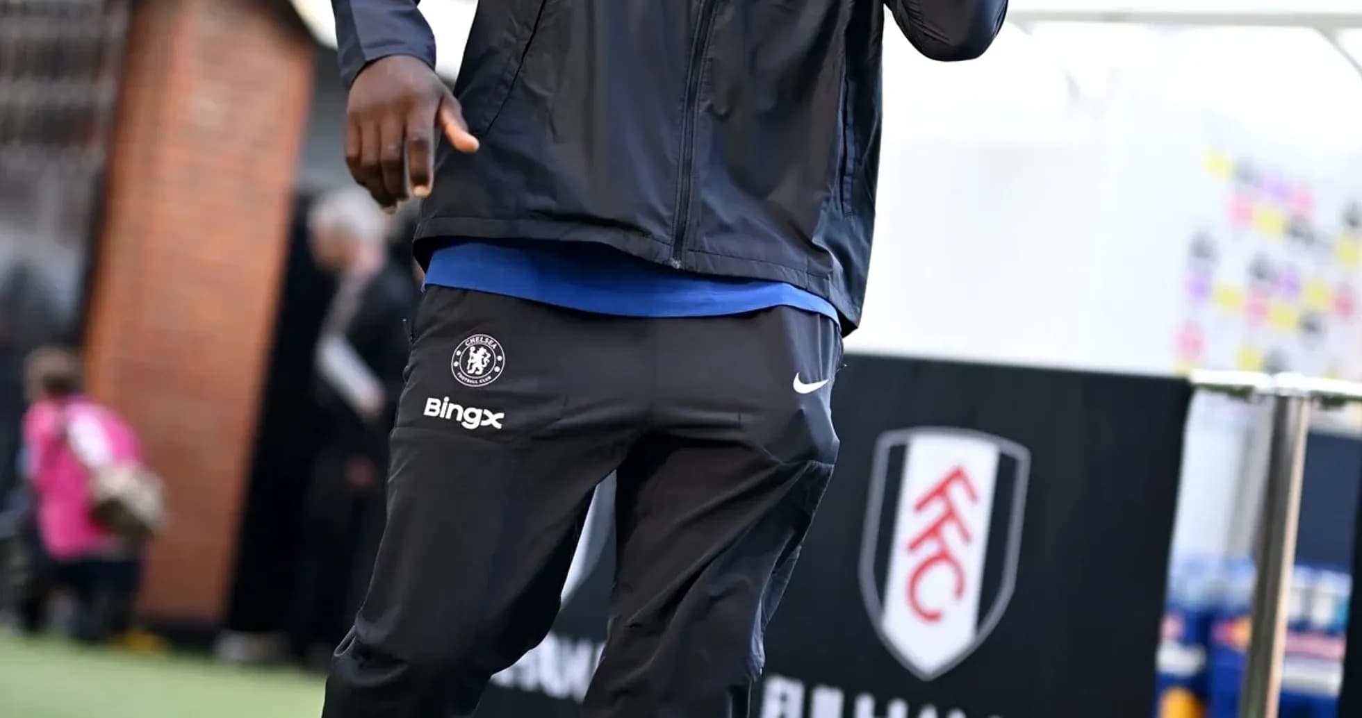 Player arriving at stadium in Chelsea tracksuit