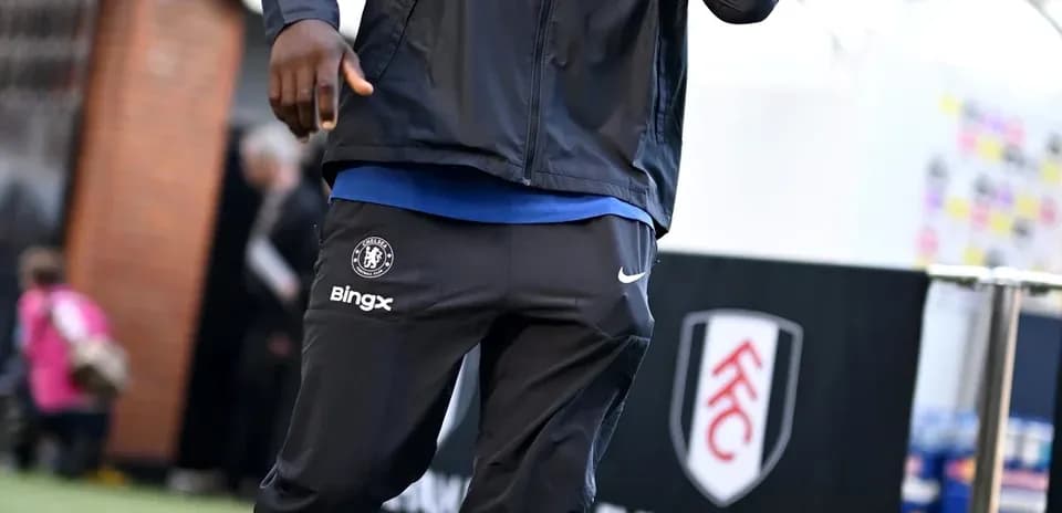 Player arriving at stadium in Chelsea tracksuit