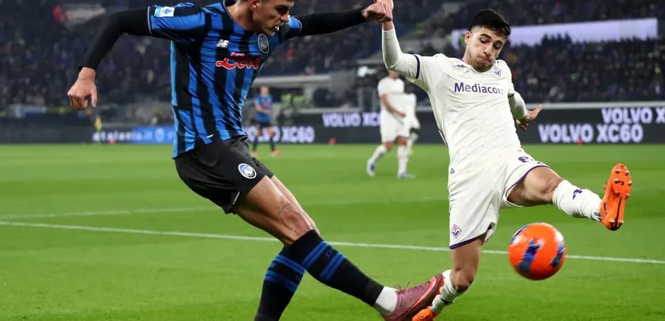 Fiorentina player challenges Atalanta defender for ball