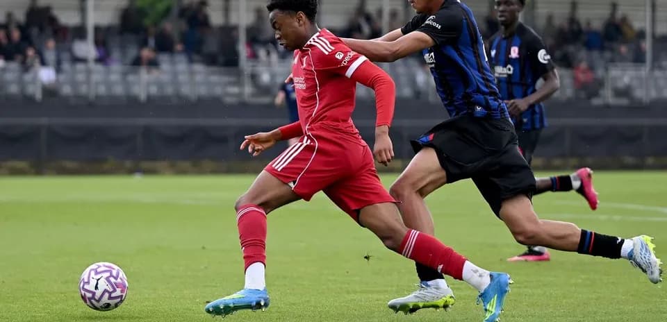 Player in red being challenged by opponent in black