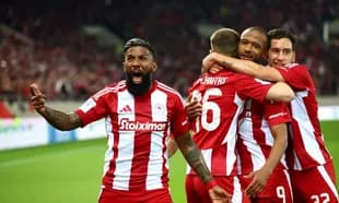 Olympiakos players celebrating a goal