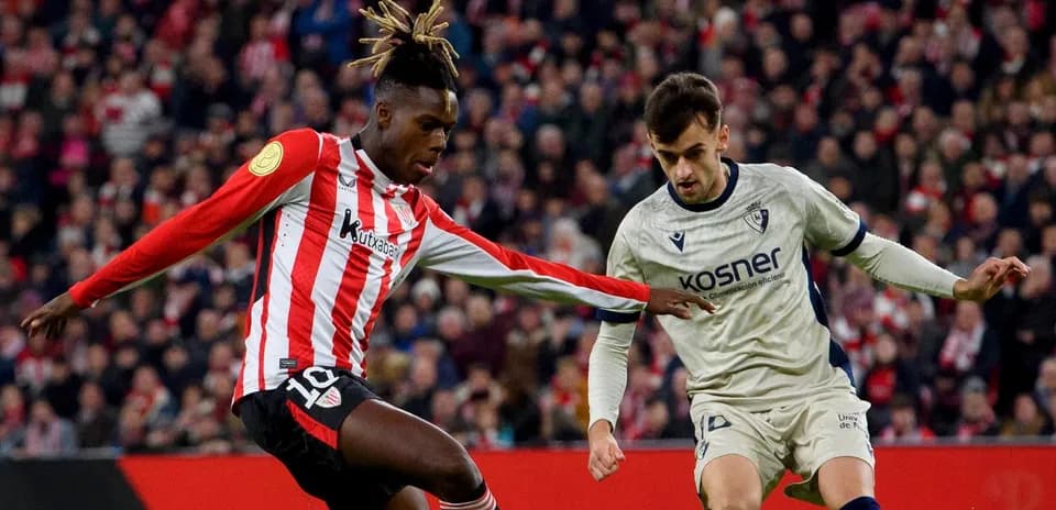 Athletic Club player challenging Osasuna player