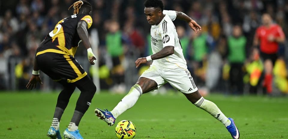 Vinicius Jr. dribbling past Rayo Vallecano defender