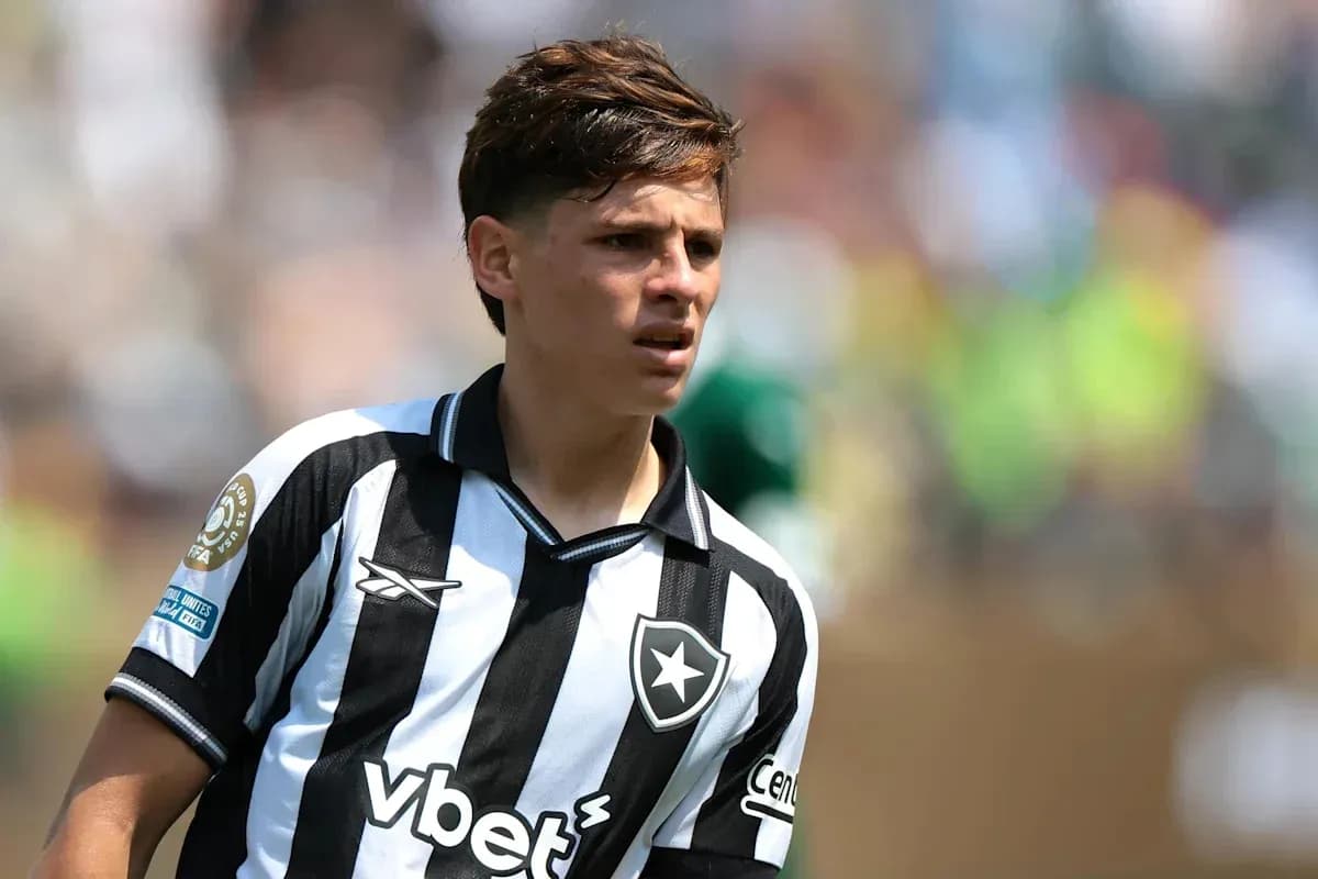 Player in black and white jersey during match Player in black and white jersey during match