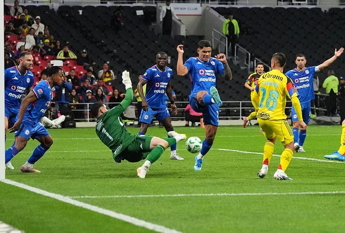 Cruz Azul player attempting to score against America Cruz Azul player attempting to score against America