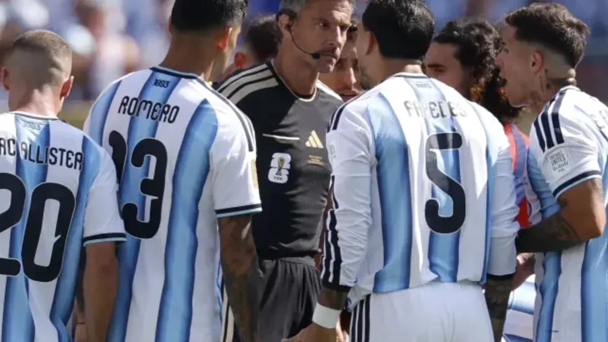 Argentina players discussing with referee during match Argentina players discussing with referee during match