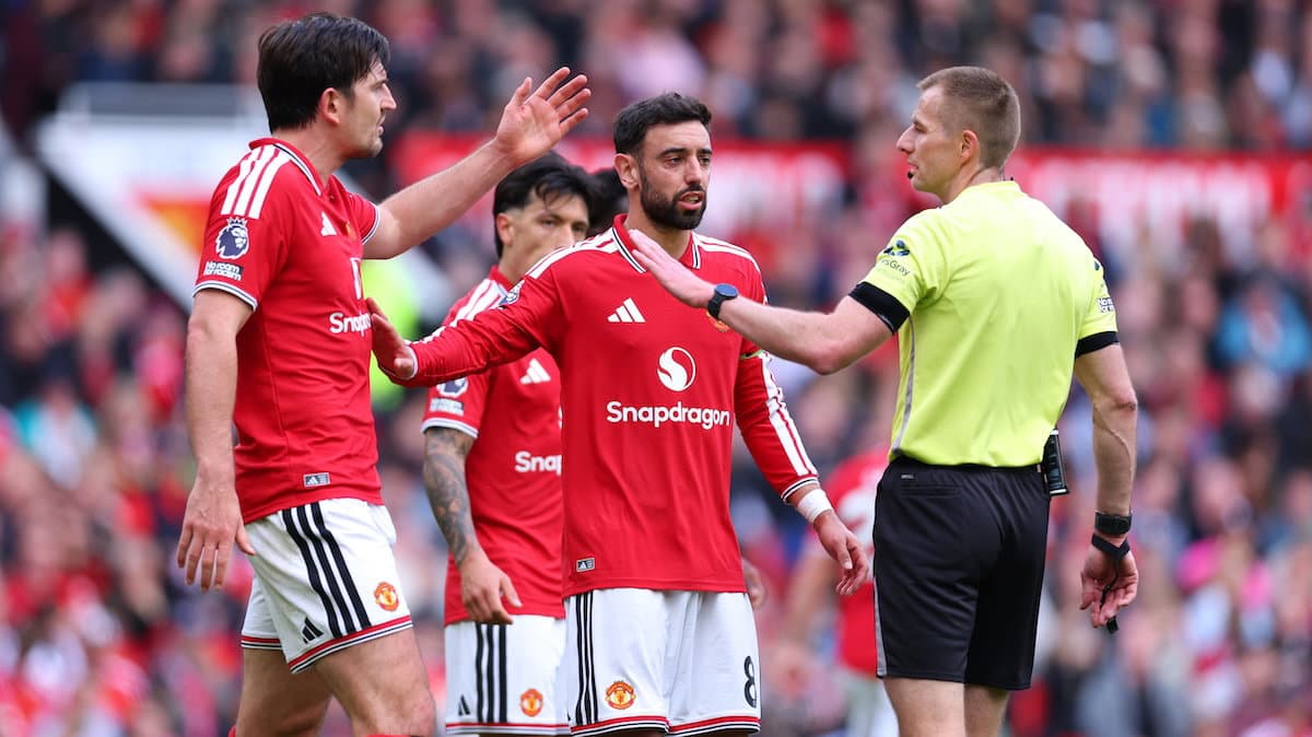 Manchester United players discussing with the referee Manchester United players discussing with the referee