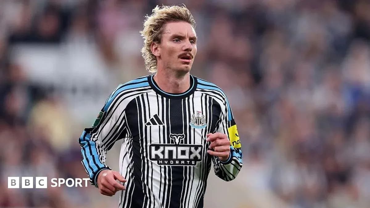 Player running on the pitch in Newcastle kit Player running on the pitch in Newcastle kit