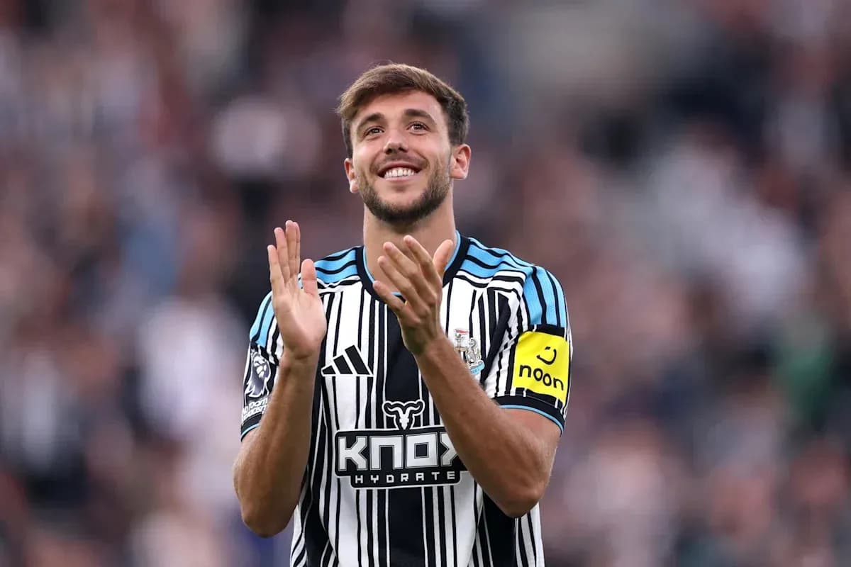Player applauding wearing Newcastle United jersey Player applauding wearing Newcastle United jersey