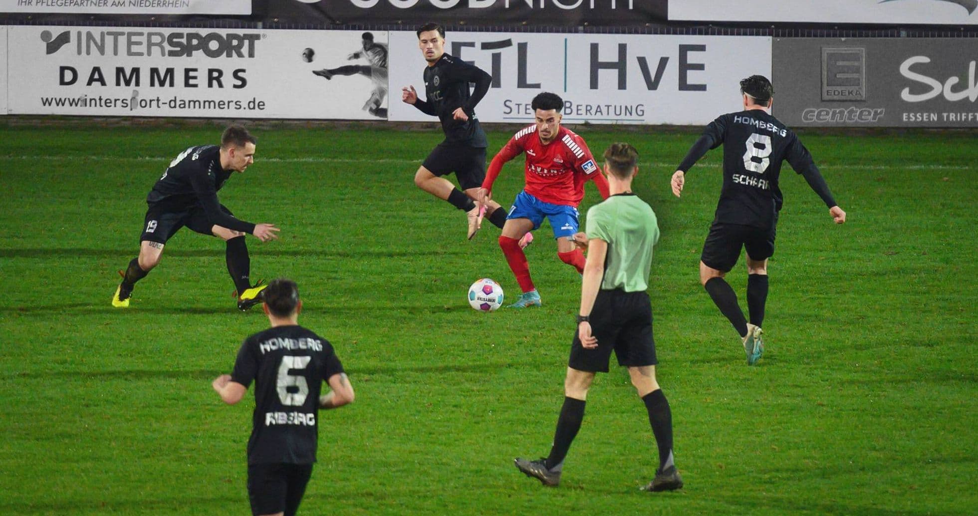 Homberg players defending against Kleve attack Homberg players defending against Kleve attack