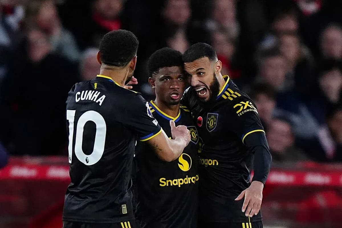 Manchester United players celebrating a goal Manchester United players celebrating a goal