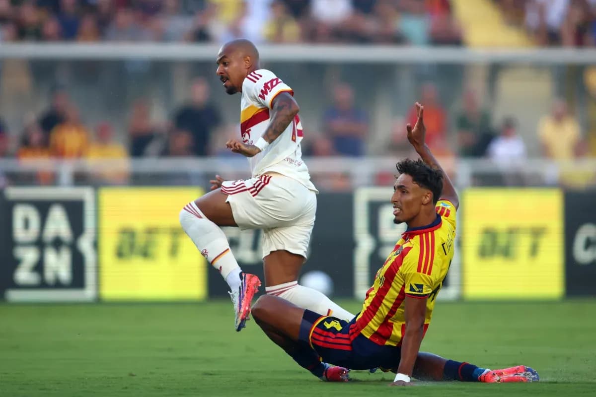 Player tackling during Lecce vs AS Roma match Player tackling during Lecce vs AS Roma match