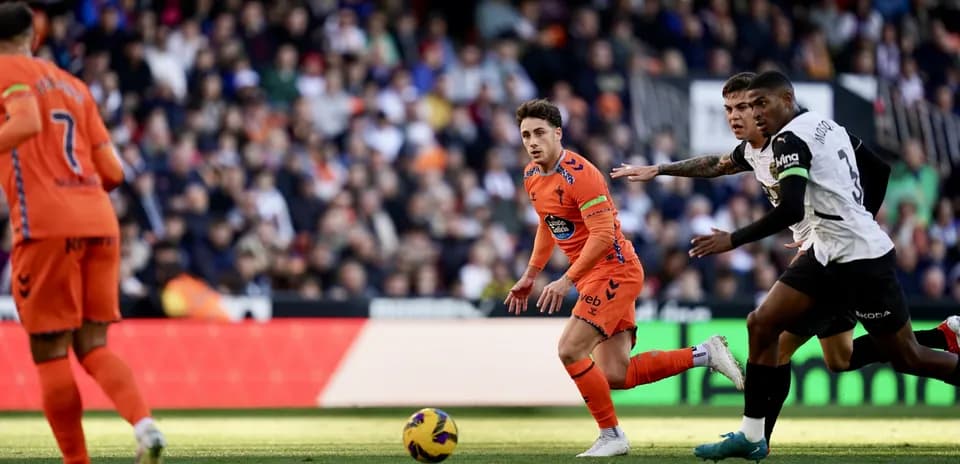 Players competing during Valencia vs Celta Vigo match Players competing during Valencia vs Celta Vigo match