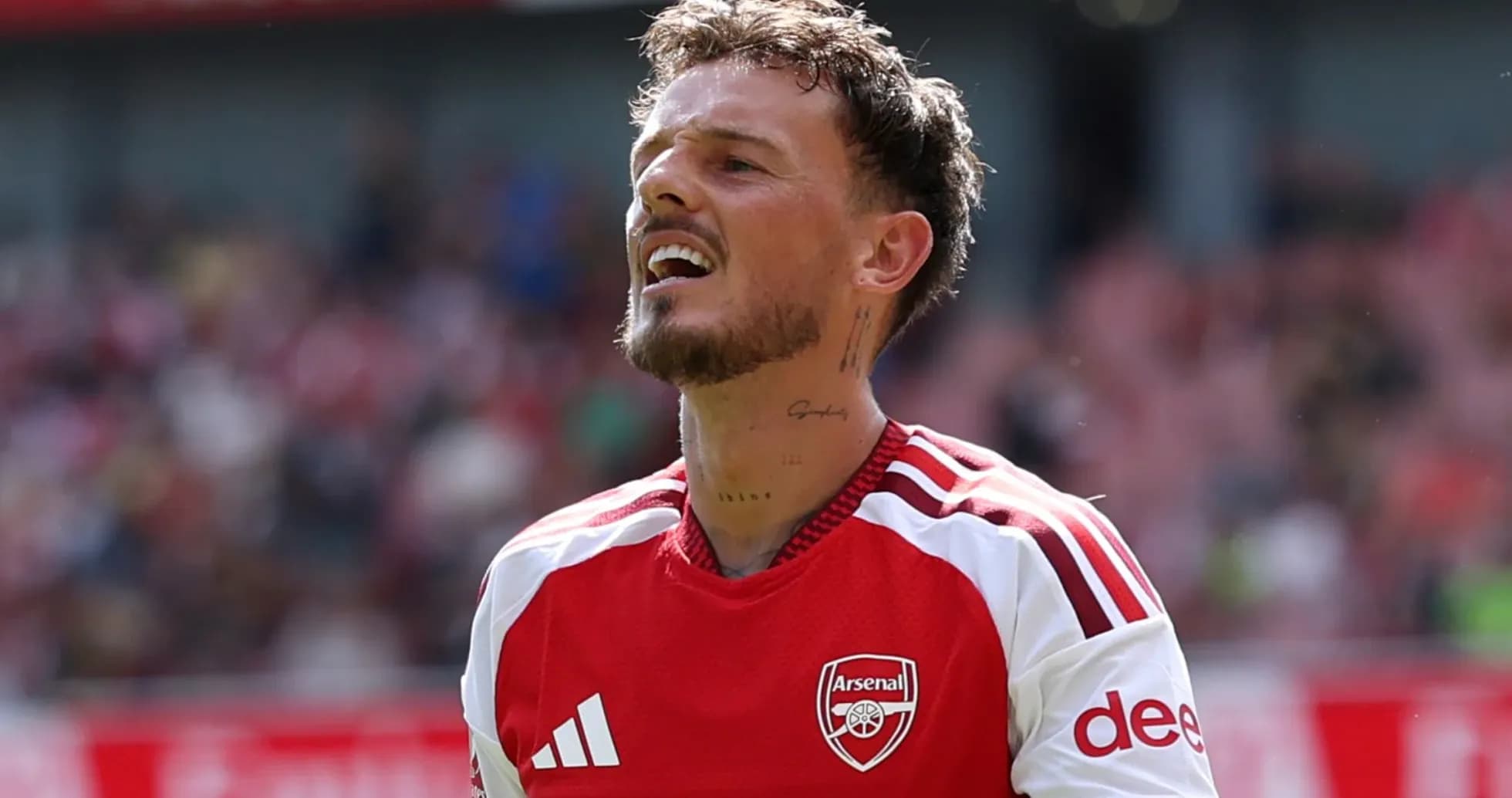 Player in Arsenal jersey during match action Player in Arsenal jersey during match action