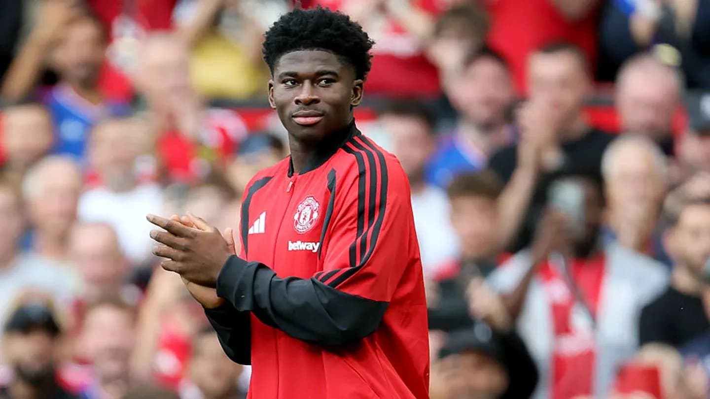 Player applauding in Manchester United warm-up Player applauding in Manchester United warm-up