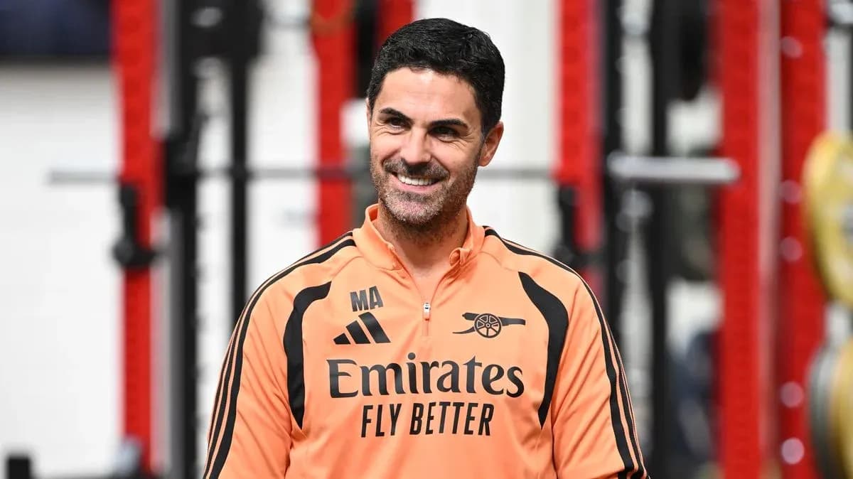 Coach in training facility wearing Arsenal gear Coach in training facility wearing Arsenal gear