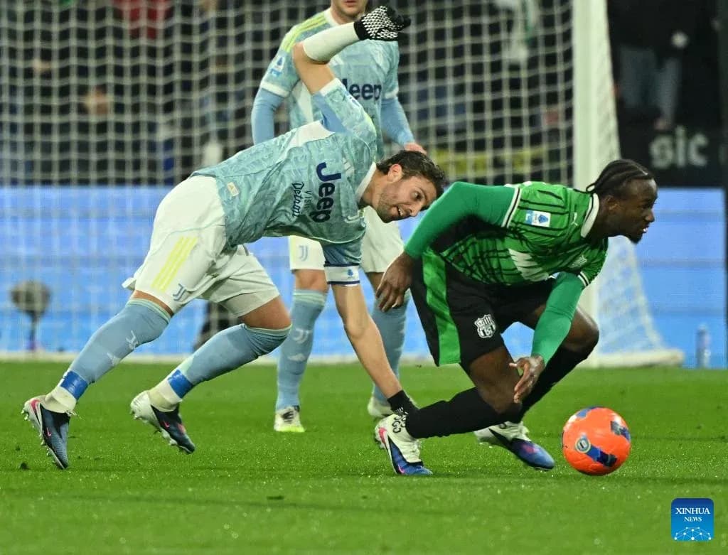 Players battling for the ball during Sassuolo vs Juventus Players battling for the ball during Sassuolo vs Juventus