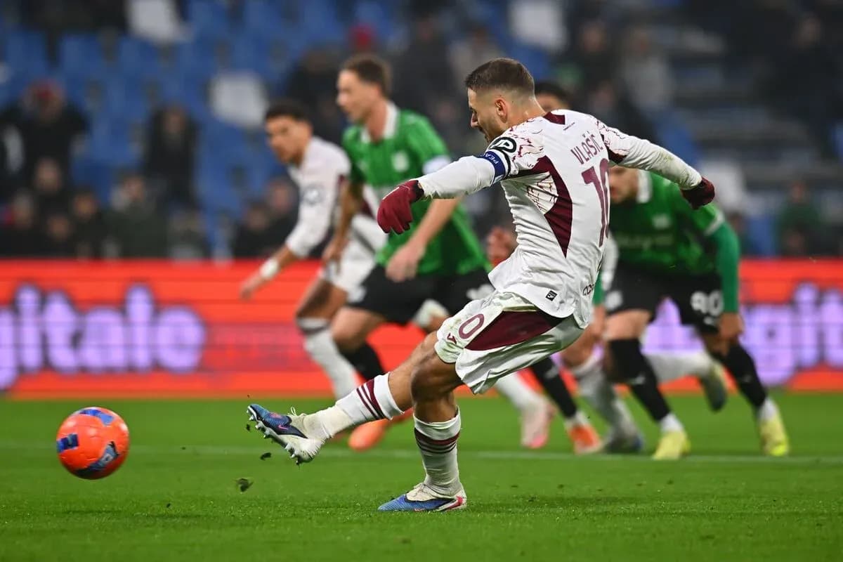 Player taking a penalty kick in Serie A match Player taking a penalty kick in Serie A match