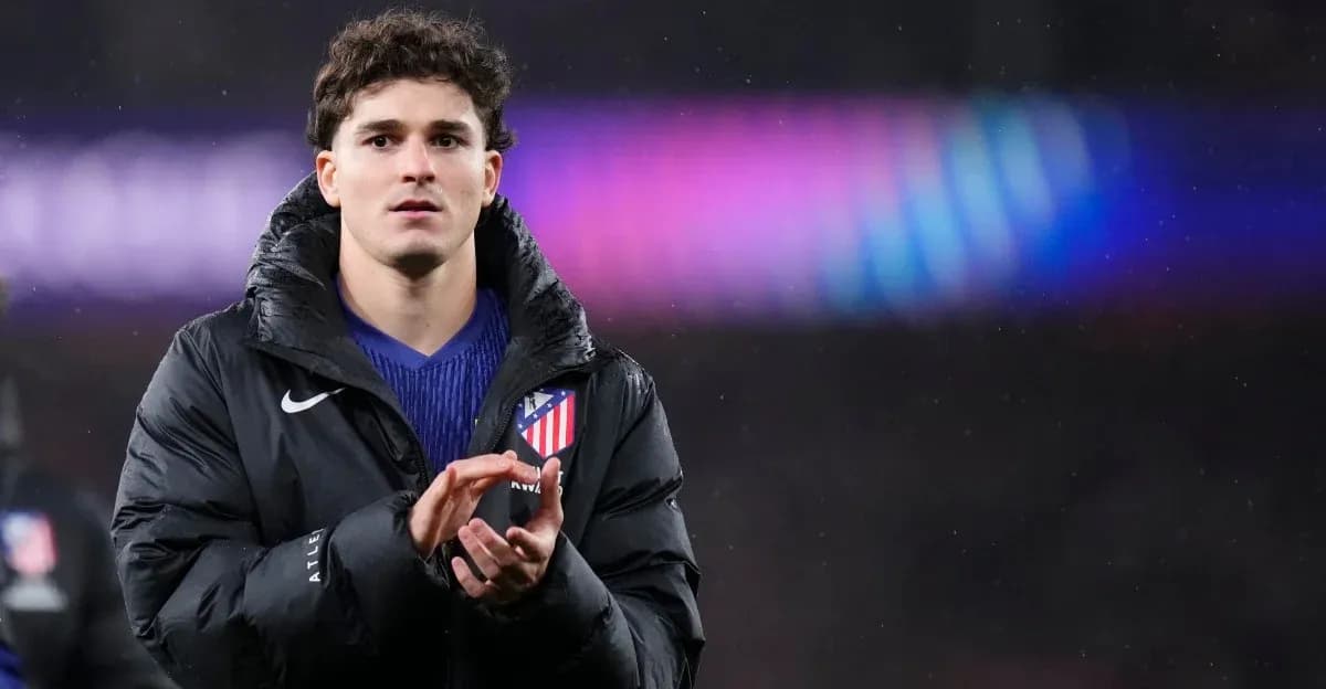 Player clapping while wearing Atlético Madrid jacket Player clapping while wearing Atlético Madrid jacket