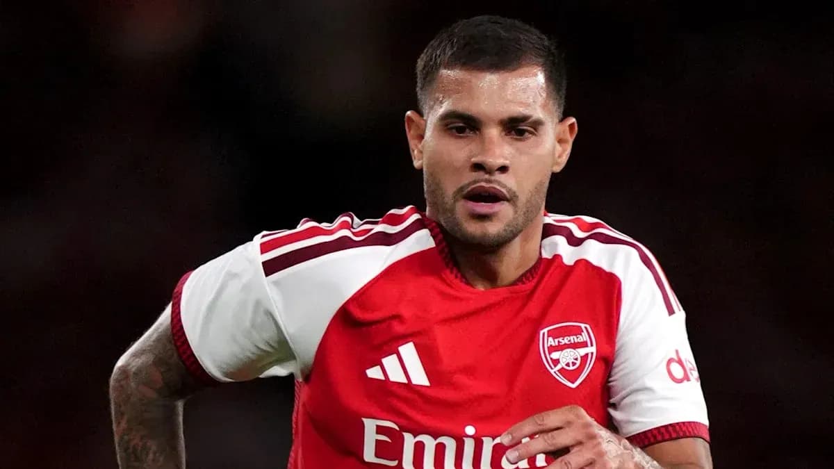 Player in Arsenal kit running on the pitch Player in Arsenal kit running on the pitch