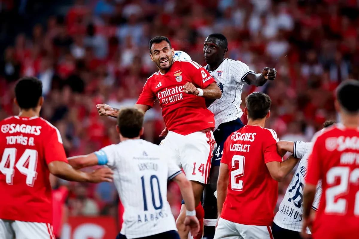 Players contesting a header during Benfica match Players contesting a header during Benfica match