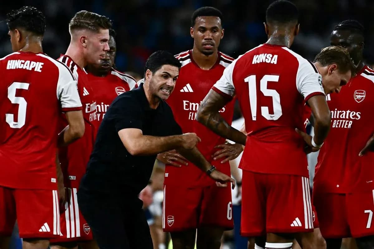 Arsenal players gathered around manager during timeout Arsenal players gathered around manager during timeout