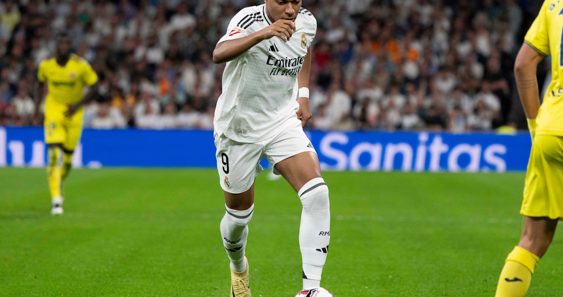Kylian Mbappé dribbling the ball during match Kylian Mbappé dribbling the ball during match