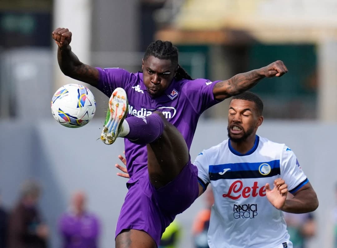 Fiorentina player kicking ball during match Fiorentina player kicking ball during match