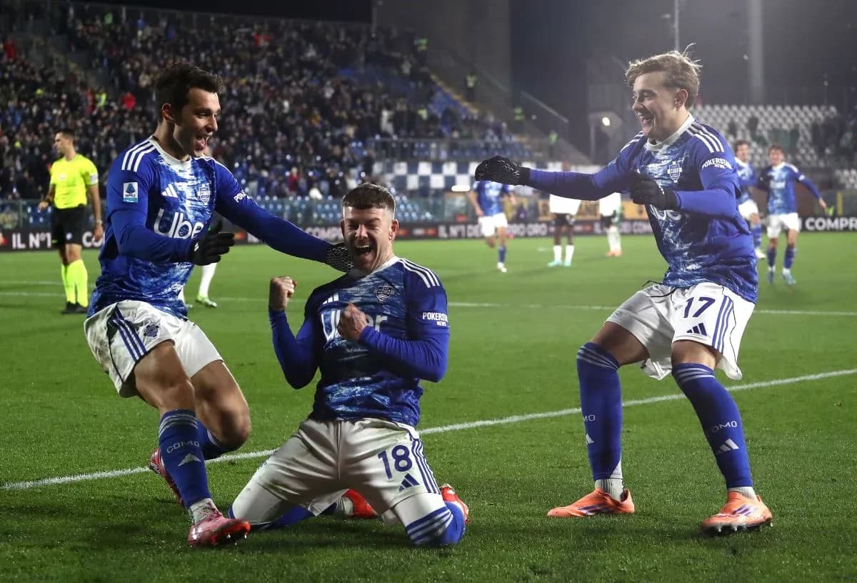 Como players celebrating a goal during match Como players celebrating a goal during match
