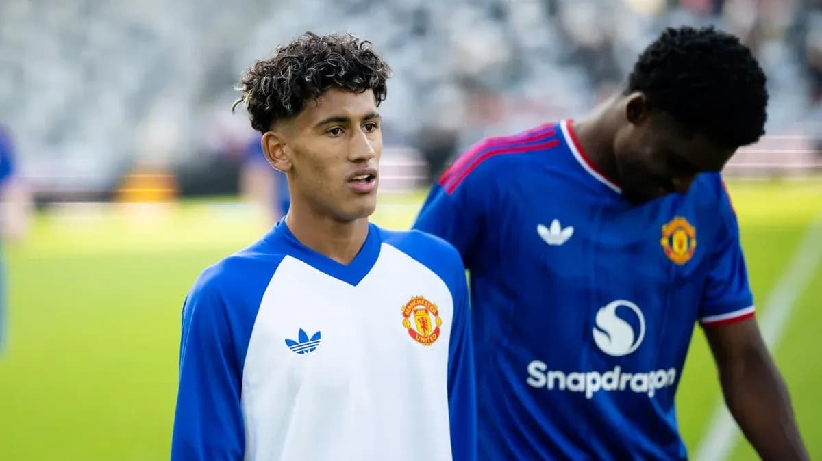 Two Manchester United players on the pitch Two Manchester United players on the pitch