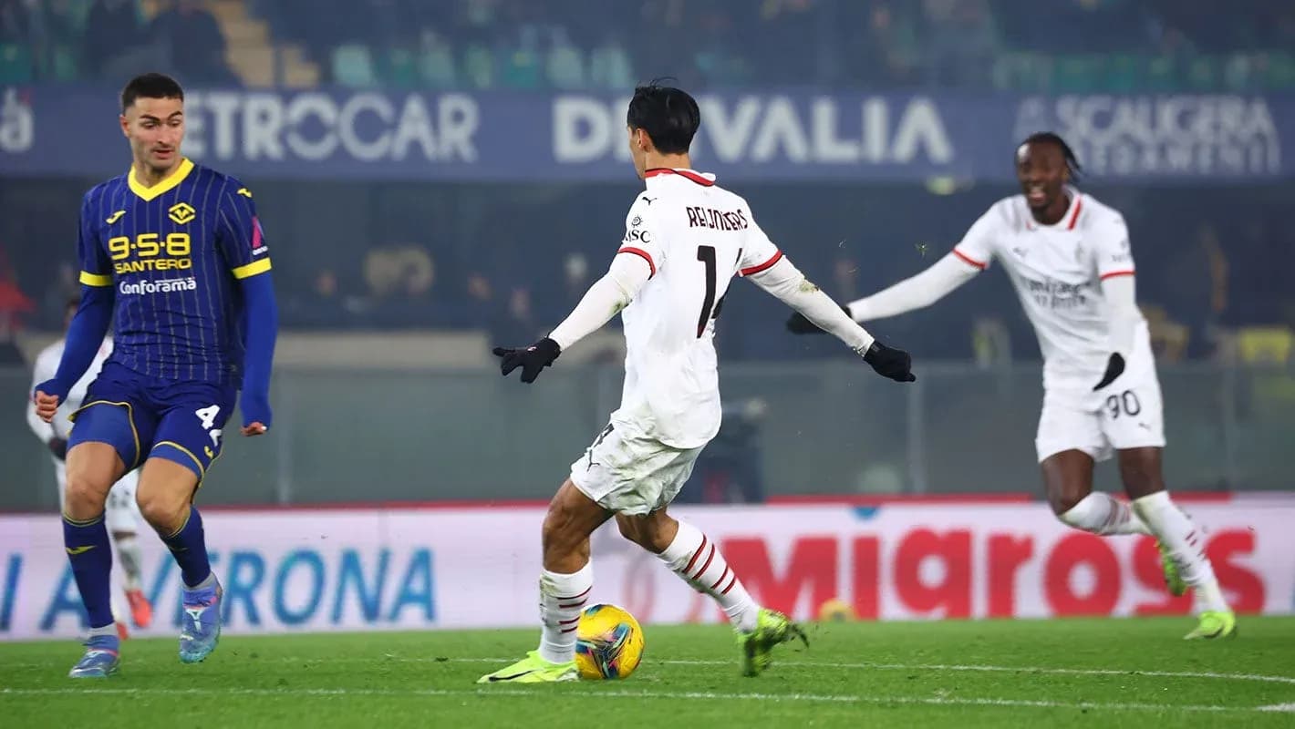 Hellas Verona player challenges AC Milan opponent Hellas Verona player challenges AC Milan opponent