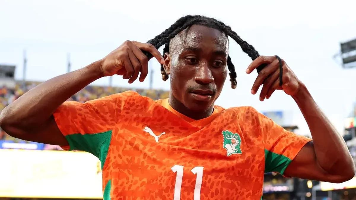 Player adjusting his hair after the match Player adjusting his hair after the match