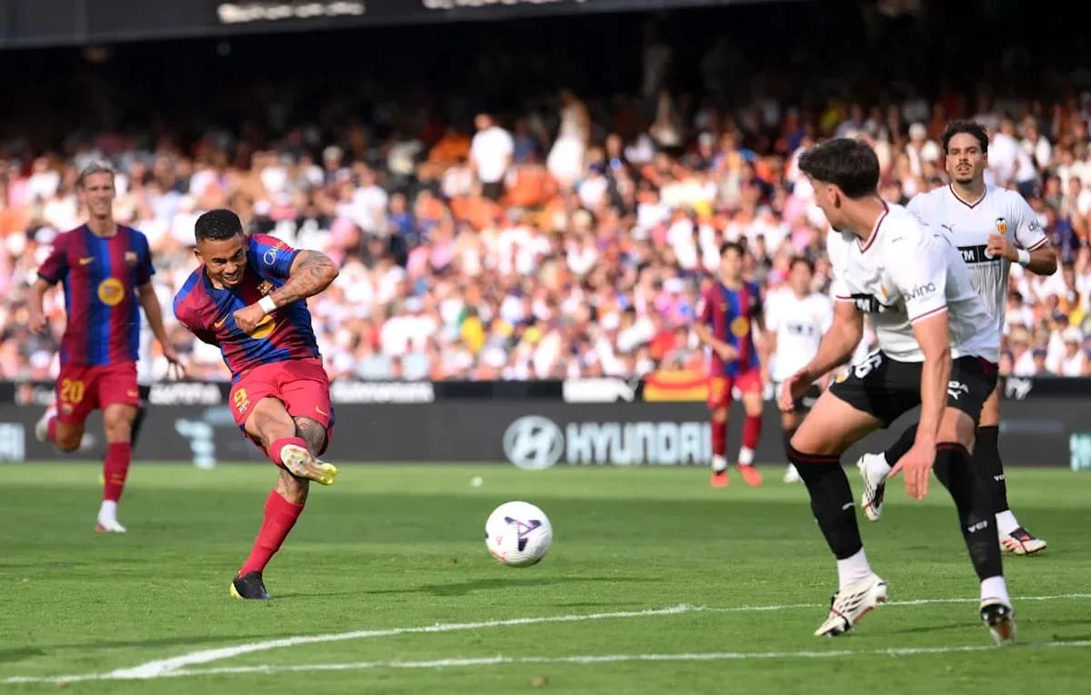 Player kicking ball during match between Barcelona and Valencia Player kicking ball during match between Barcelona and Valencia