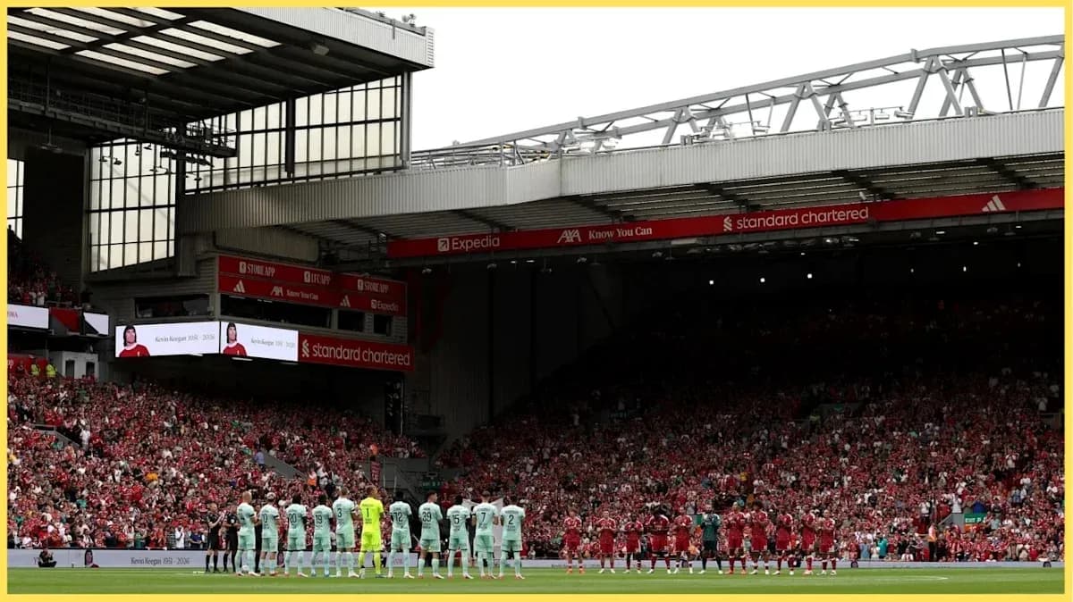 Teams lined up for tribute before match at Anfield Teams lined up for tribute before match at Anfield