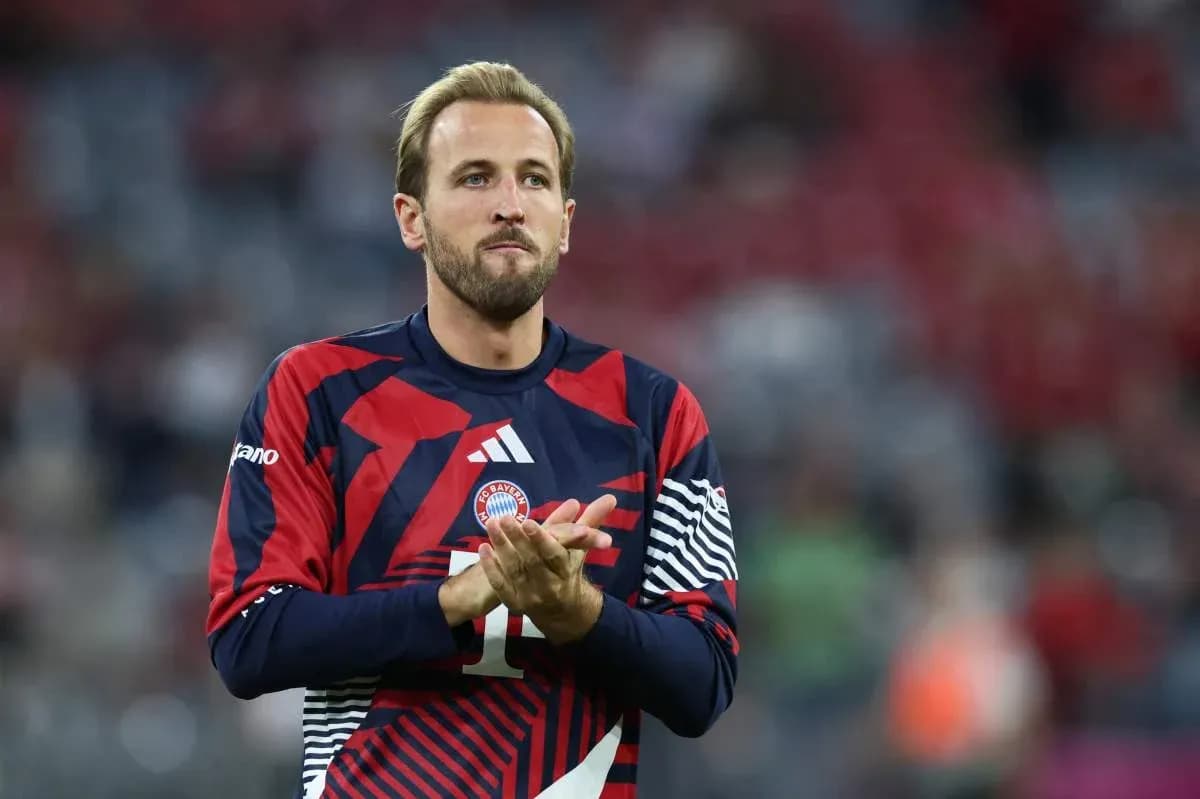 Player clapping in Bayern Munich jersey before match Player clapping in Bayern Munich jersey before match