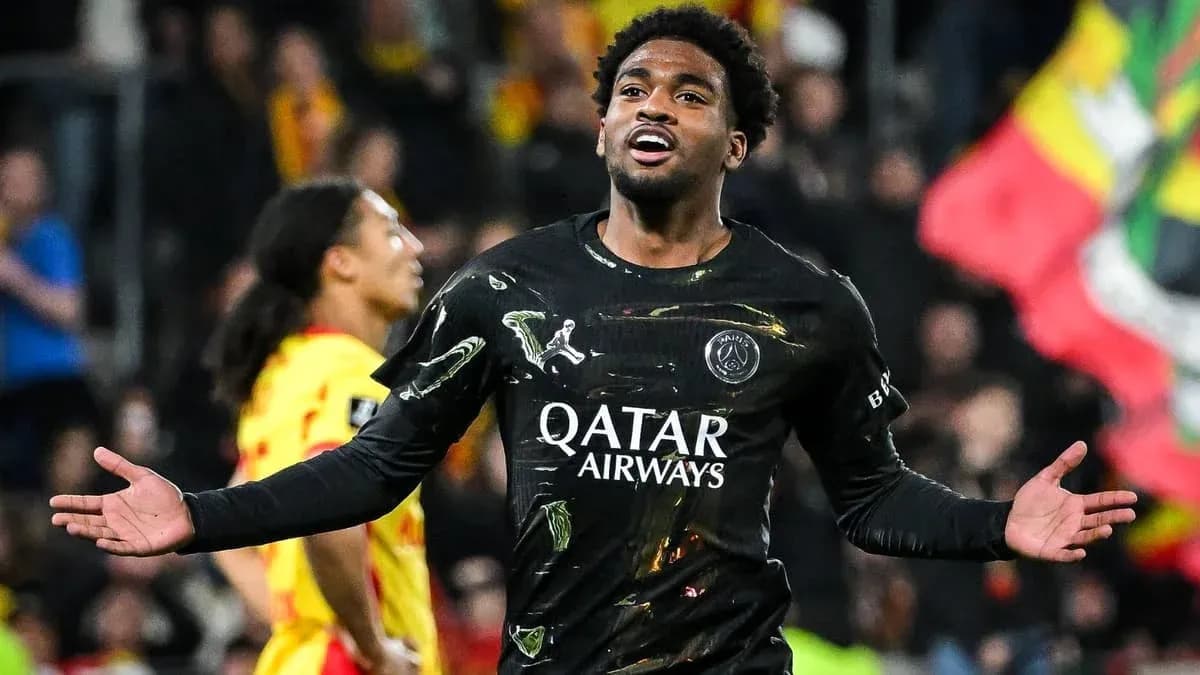 Player celebrating a goal in PSG black kit Player celebrating a goal in PSG black kit