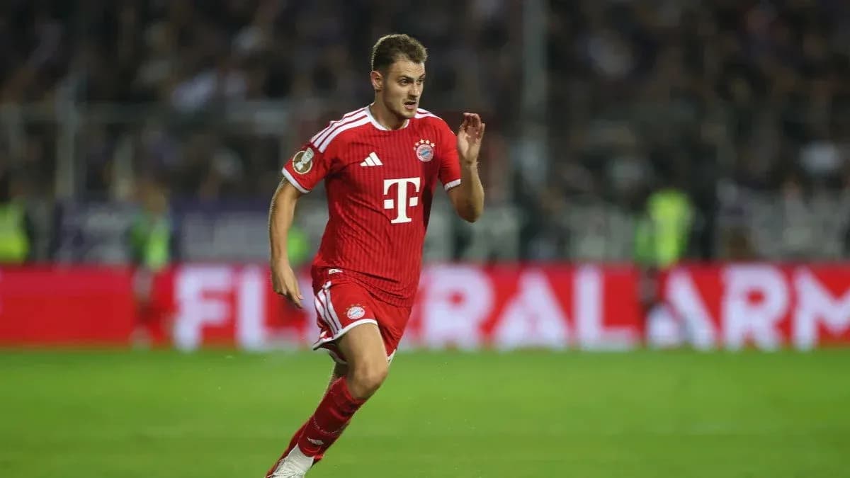 Bayern Munich player running on the field Bayern Munich player running on the field