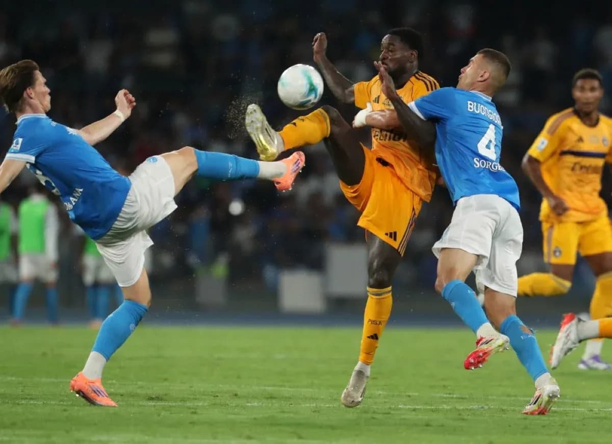 Players contesting the ball in Pisa vs Napoli match Players contesting the ball in Pisa vs Napoli match