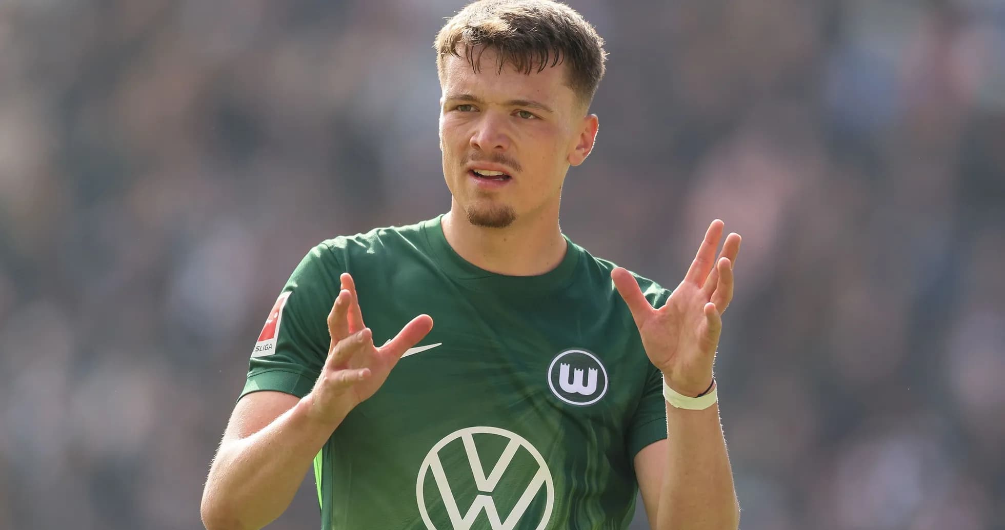 Player gesturing during Bundesliga match action Player gesturing during Bundesliga match action