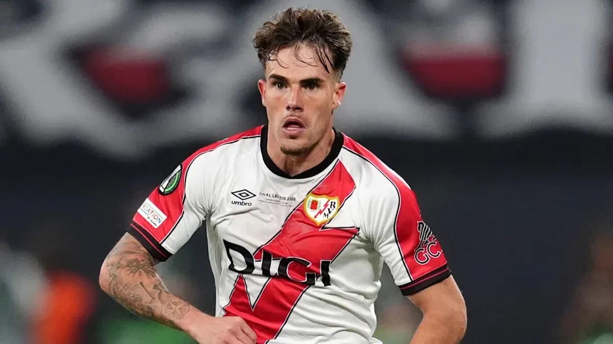 Player in Rayo Vallecano jersey during match action Player in Rayo Vallecano jersey during match action