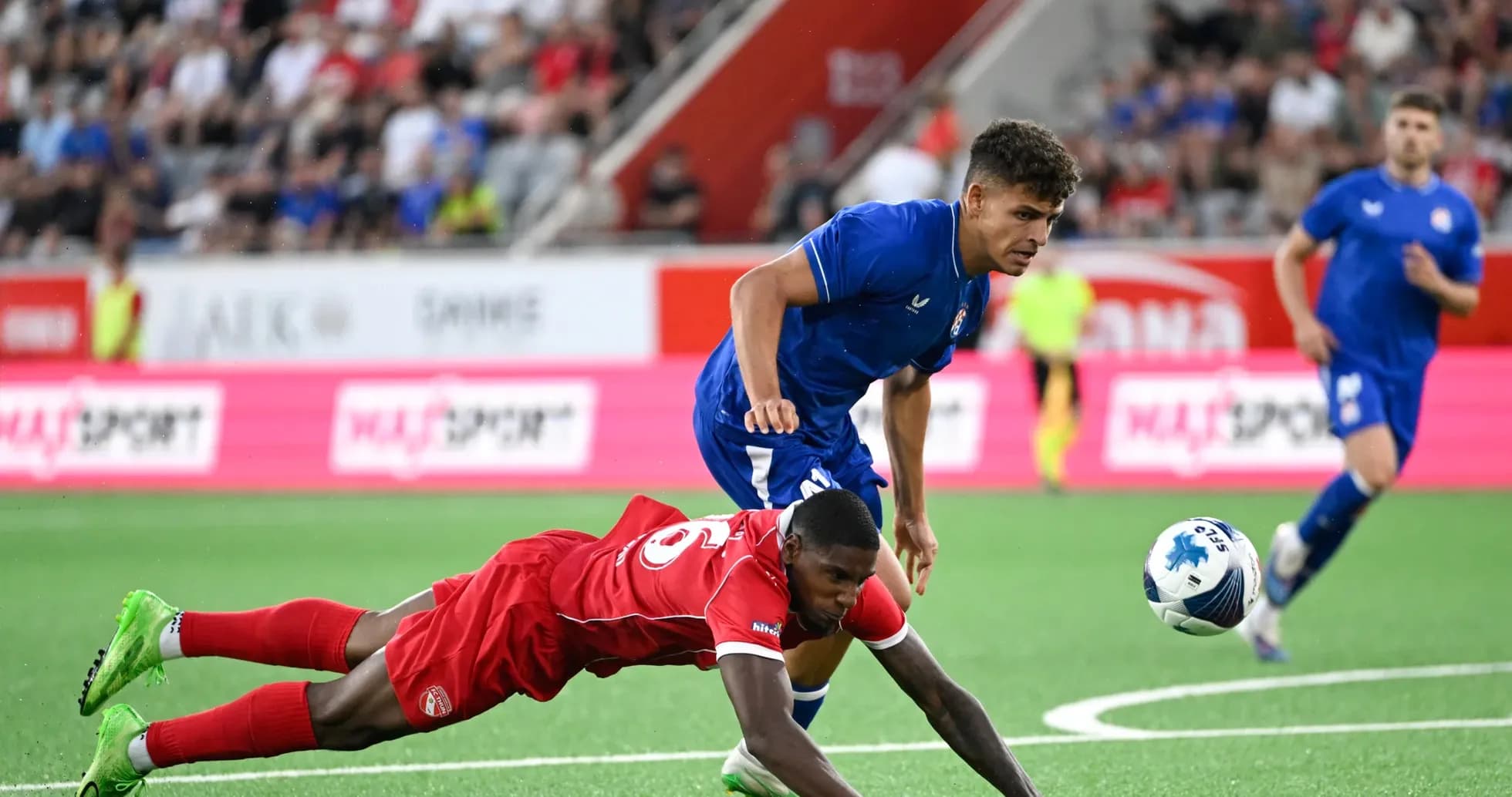 Dinamo Zagreb player challenges FC Thun opponent Dinamo Zagreb player challenges FC Thun opponent